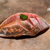 鮨 やくしどう - ③真鯵(島根県浜田産、どんちっち鯵)、刻み葱&生姜&大蒜載せ
                    産卵は春～夏、旬は秋～冬
                    肉厚で脂のりも良かったですが、これも室温に慣らしたほうがより良くなるはず