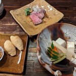 天庵 - 小鉢の煮物、ローストビーフ、稲荷寿司