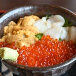 우오가시 쇼고로우 - 삼색 덮밥