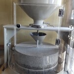 茅ヶ崎 そば処 榮家 - 店内製粉機