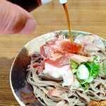 Sanrakutei - 生醤油をかけて食べます