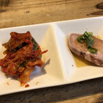 ニクアザブ - タンのたたき、キムチ