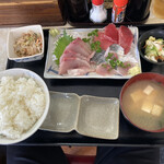 那須 - まぐろ、カンパチ、あじ刺身3点盛り定食 900円