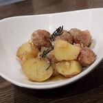 トリワイン ＰＩＫＯＳＨＨＨＵ - 鶏ミートボールのにんにくぽてと