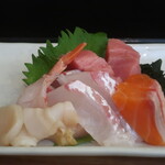 寿司 Dining なぶら - 帆立、つぶ貝、真鯛、サーモン、赤海老、ハマチ、マグロの刺身盛合せ