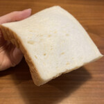 ベーカリー&スイーツ ピコット - 食パン。柔らかすぎて持つと、フワ～と折れ曲がって行きます。