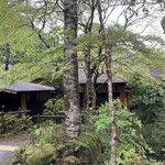 甘酒茶屋 - 緑に囲まれた風情ある茅葺屋根の美しい建物