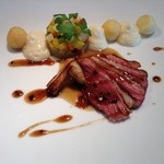レストランひらまつ 広尾 - 13年8月昼 フランス・ヴァンデ産 鴨フィレ肉の適温ロースト
      鮮やかな小野菜の南仏風　ソース・トリュフのリーニュ