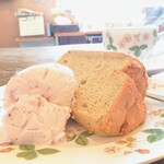 カフェ ワンズバー - 桜のシフォンケーキ　ブレンドコーヒーセット(￥1150)。シフォンがまあまあ大きいんです！