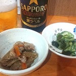 Gohanya Motozawa - 優しいママ様が定食につく小鉢三品のうち二品をビールのアテに提供してくれた◎鶏ごぼう&きゅうりわかめ酢物