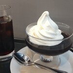 CAFFE VELOCE - コーヒーゼリーの上には山盛りのソフトクリーム