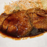 Ebisu Tonteki Gri - お肉は2ピース、辛子やガーリックチップで味変！