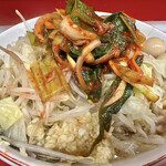 ラーメン二郎 - ラーメン（850円）＋SUPERキムチ（100円）＋味うずら（100円）、ニンニクコール