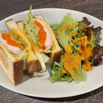 CAFE FACON BASE Tokyo. - チキンハムとキャロットラペのサンドイッチ