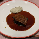 レフ アオキ - 牛ほほ肉の赤ワイン煮込みごぼうのピューレ