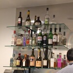 フィエルテ - リキュールの棚（一番上の右端がシャルトリューズ、多分頼む人がいない笑）