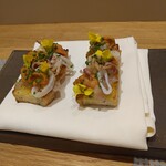 フィエルテ - スープ・デ・ポワソンに添えられているブルスケッタ（イカと雲丹）