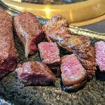 肉工房 初栄 - ミニステーキの断面