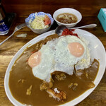 Marufuku - カツカレー（普通盛り）＋目玉焼き2個トッピング
                        普通盛りでもこのサイズは凄いです！！
                        ミニサラダに炒飯スープが付きます。