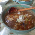 玉蘭 - 極辛カレーつけ麺のつけだれのアップです。唐辛子が浮いているのが確認できます。