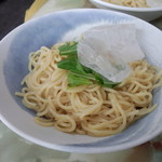 玉蘭 - カレーつけ麺のしめた麺のアップ。氷で冷やそうとしているマスターの配慮が伺えます。