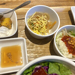 韓美膳 - 柔らかい大学芋、チャプチェ、水餃子のサラダ