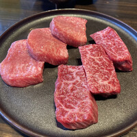 焼肉うしごろ 銀座並木通り店 - 究極の黒タン厚切り（左）＆厳選厚切りハラミ（右）