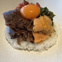 焼肉うしごろ 銀座並木通り店 - ユッケと生雲丹、ヤンニョムのTKG