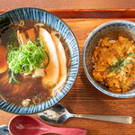 Omiruk - 醤油ラーメン & 香菜チキンカレー