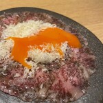 炭火焼肉 伏見屋 飛騨牛別邸 - 飛騨牛の熟成とろけるシルクユッケ