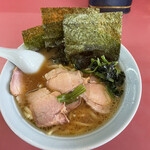 Iekei Ra-Men Numaduya - チャーシューメン。写真を撮る前に1枚食べちゃいました