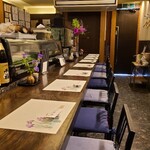 日本料理 花月 - 店内装飾は石のタイルと焦げ茶色の木製調度品の組み合わせ、高級感をまとっています
            カウンター12席、個室など合わせると合計32席