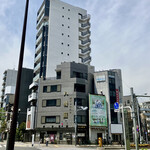 Yakitori Hachiman - 交差点角のビル