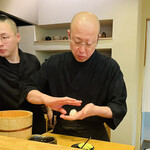 すし処 ひさ田 - ◎いよいよひさ田大将が握っていく。