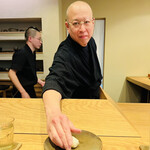 すし処 ひさ田 - ◎シャリは珍しいササニシキを使い、黒酢&米酢のシャリ。