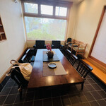 Hisada - ◎店内にある待合室のテーブル席。