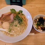 麺匠 輪 - 令和5年5月 ランチタイム
            清湯塩ラーメン 790円
            味玉トッピング 100円→Instagramフォローで無料
            ブタチャーシュー丼ミニ 150円