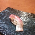 日本橋橘町　都寿司 - 鰹  これ美味しいです。ふわって藁のかほり