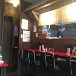 カウンターとテーブル席2席の小さな店内