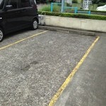 じゃがいも - お店の脇の側道入ってすぐの右手に、2台分 駐車場がありました。