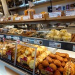 サンジェルマン - 改札出るとすぐに横一列に沢山のパンが並んでいました