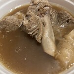 さいとう食堂 - 【骨肉茶(バクテー)】ご飯つき！豚スペアリブのスープ！豪快にニンニクが皮ごと塊で入っていました！