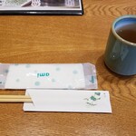 稲田屋 - テーブルセット、そば茶です