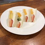 ホットケーキパーラー フルフル 赤坂店 - フルーツサンドイッチ