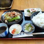 そば処 遠藤 - ランチ豚バラ炒め、これにもりそばきます。。