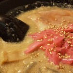 Butakarasu - 紅生姜と胡麻をトッピング