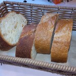 オーベルジュ オーパヴィラージュ - バケット (左：五穀パン、右：フランスパン)
