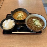 甘楽パーキングエリア（下り線）フードコート - 蕎麦とモツ煮込みの定食。