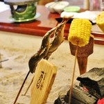 本家伴久 - 囲炉裏焼き（一升べら・板台もち・鮎塩焼き・玉蜀黍）(2013.Jul)