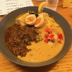 Hama Kare - 2種あいがけカレー（中、パクチー抜き）にエスニック味たまご